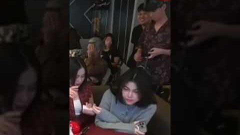 YUKA DILEDEKIN SATU TONGKRONGAN DIBILANG MIRIP KARYAWAN PADANG REZA ARAP NGAKAK