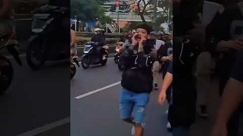 Reza Arap turun ke jalan membagikan logistik (Source: X/yourbae) #rezaarap #yb #ybrap #aloy